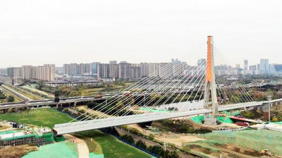 成都最高人行桥-跨成昆铁路桥转体成功 成都环城生态公园“成环”