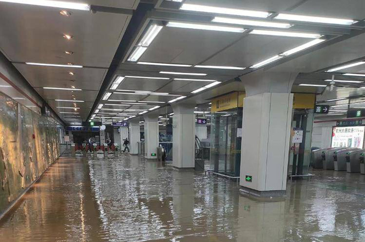 杭州金沙湖地铁站涝水 无人员被困
